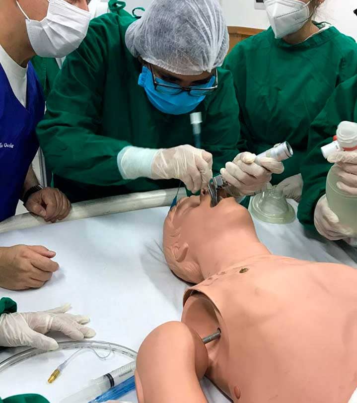 3 estudiantes de medicina en sus prácticas en la universidad centro médico bautista