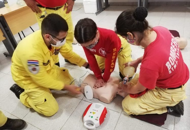3 bomberos dando practicas de primeros auxilios en la univerisad centro médico bautista
