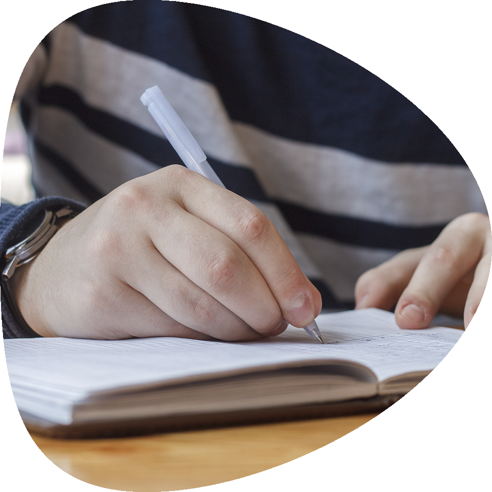 La mano de un secretario de la universidad centro médico bautista escribiendo los datos de inscripción