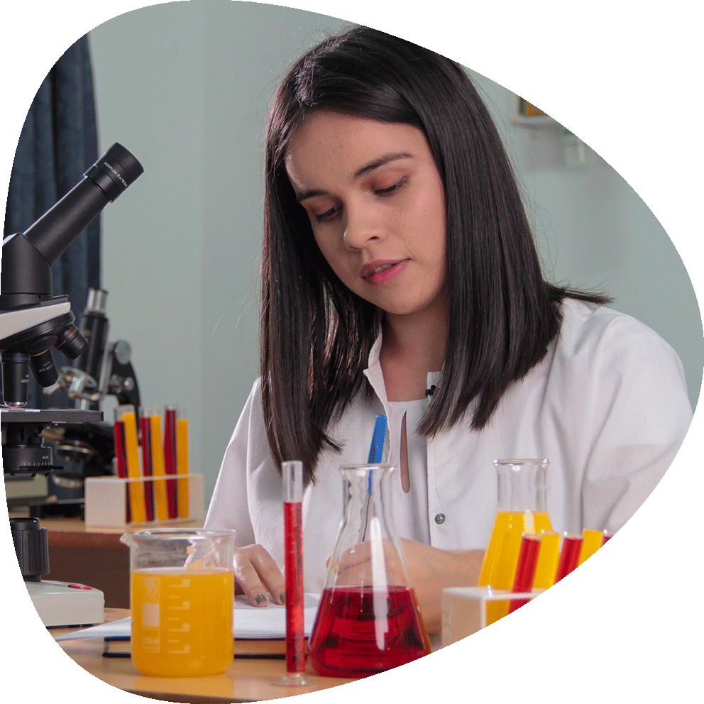 Farmaceutica sentada tomando notas de los quimicos