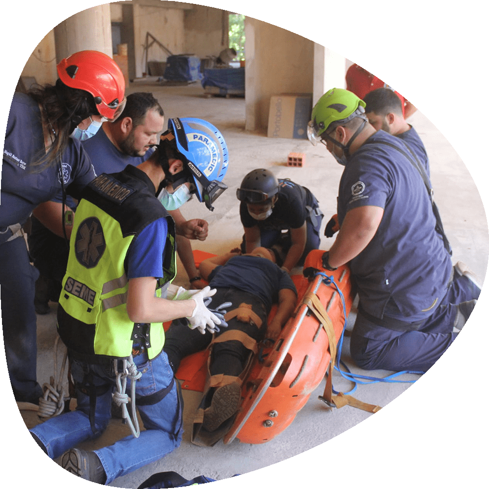 paciente tendido siendo auxiliado por 5 emergentologos