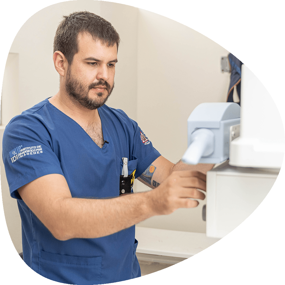 Radiologo probando las maquinas