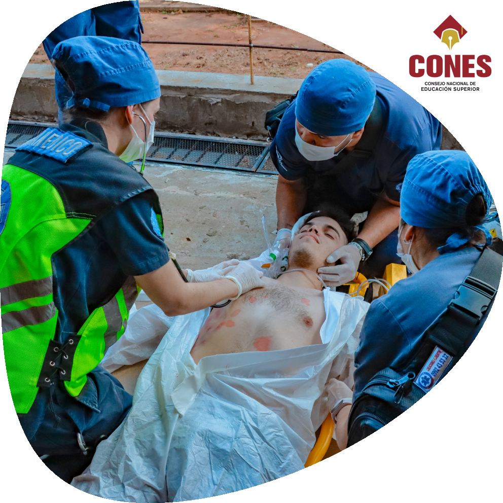paciente tendido siendo atendido por tres emergentologos