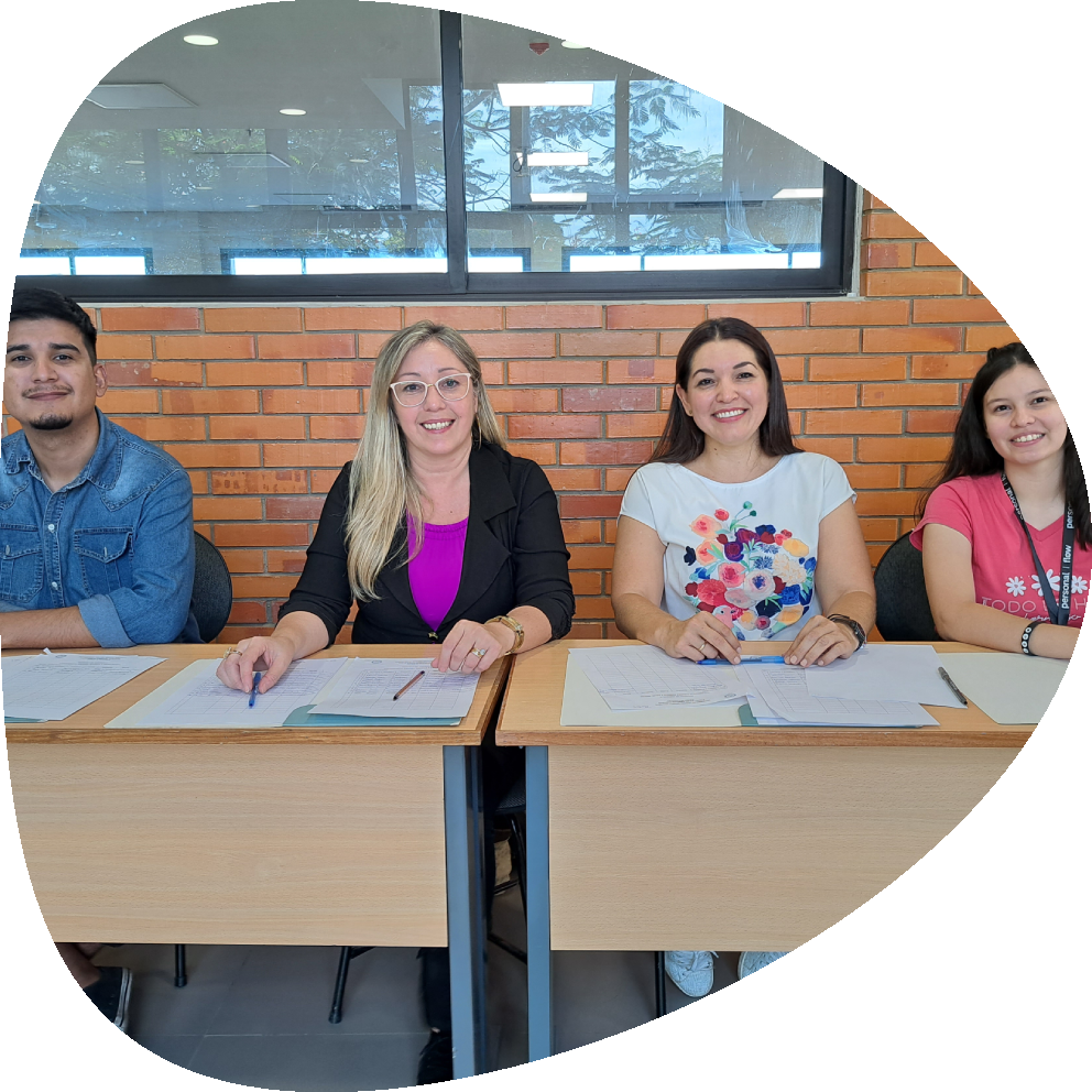 4 estudiantes de psicología sentados en una mesa en la universidad centro medico bautista